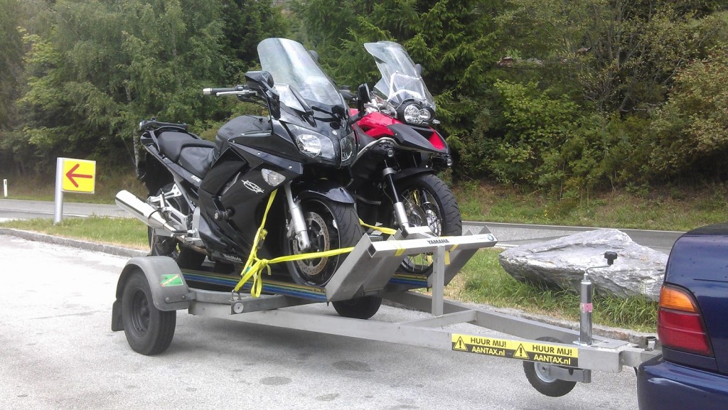 Een Yamaha FJR1300 en BMW R1200GS